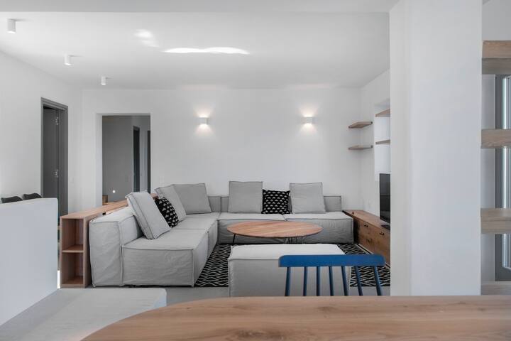 Luxurious Seaside Villa Near Naoussa gallery image 4