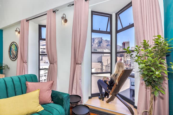Relaksohu me një kafe të ulur në pragun e dritares me pamjen më spektakolare mbi Cape Town City & Mountain.
