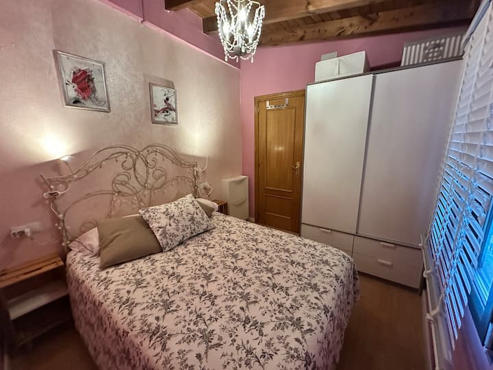  Dormitorio acogedor con cama de matrimonio y amplias vistas al entorno natural. Un espacio tranquilo y luminoso para descansar de verdad.