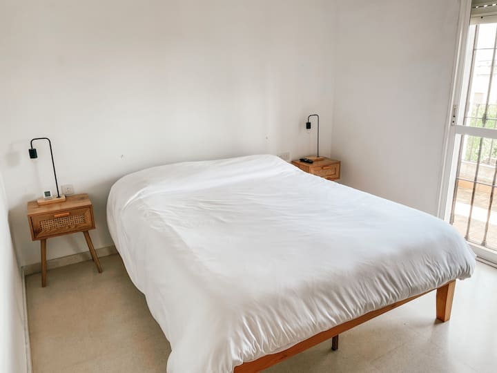 Glavna spavaća soba na katu s bračnim krevetom