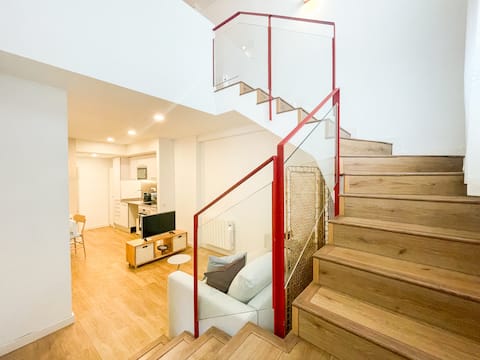 Top Airbnb: Vibrant Duplex Loft near Camp Nou/Barca Stadium en L'hospitalet De Llobregat