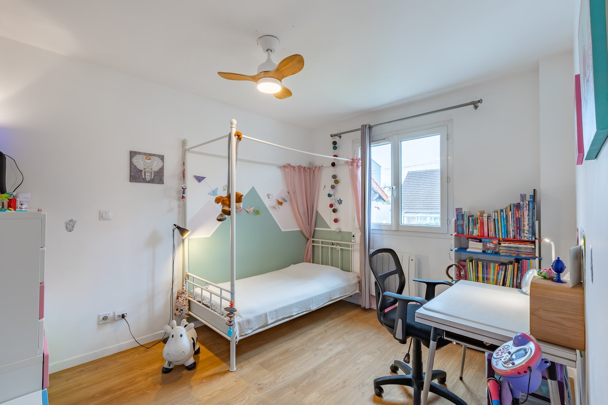 Hermosa habitación de princesa con cama individual