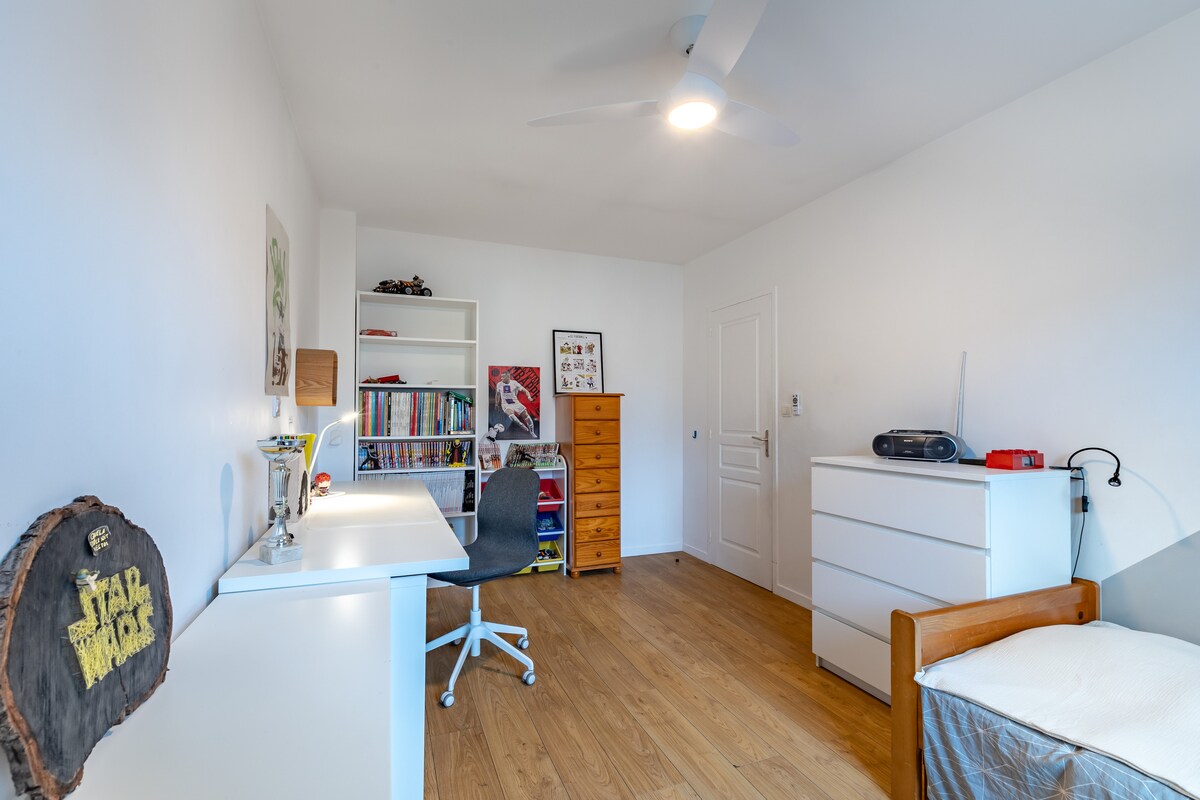 Amplia habitación con cama individual y gran espacio de trabajo