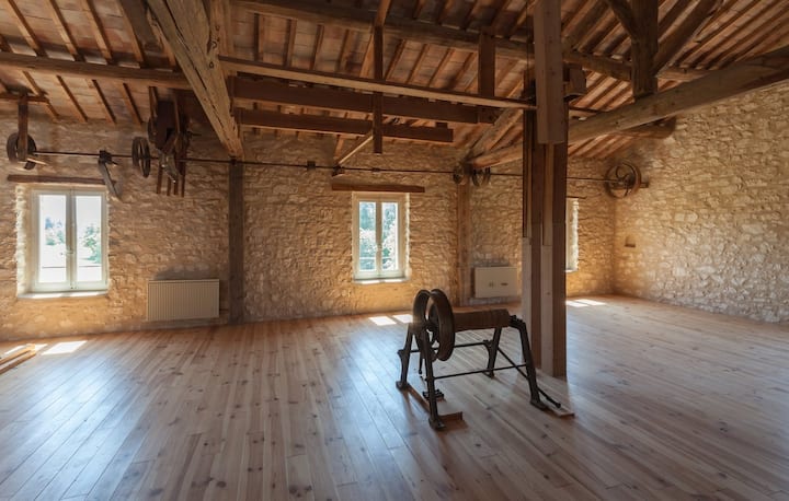 Голема соба на 2 кат претворена во повеќекреветна соба за 6 до 8 лица + бања.
Пополнетост на барање и предмет на прифаќање на дополнителни патници.
Фотографии со претстојни кревети.