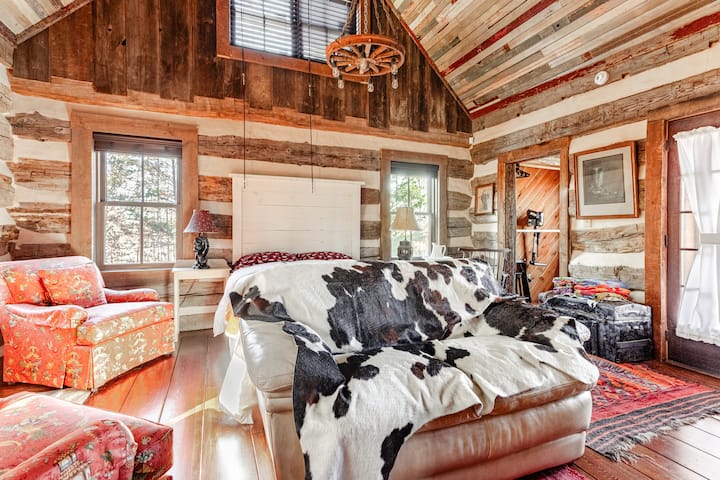 The cabin’s Main Suite where you have more options than just sleeping. Curl up with a good book next to the beautiful real stone fireplace. Comfortable love seat or stuffed chairs, it’s your choice. 