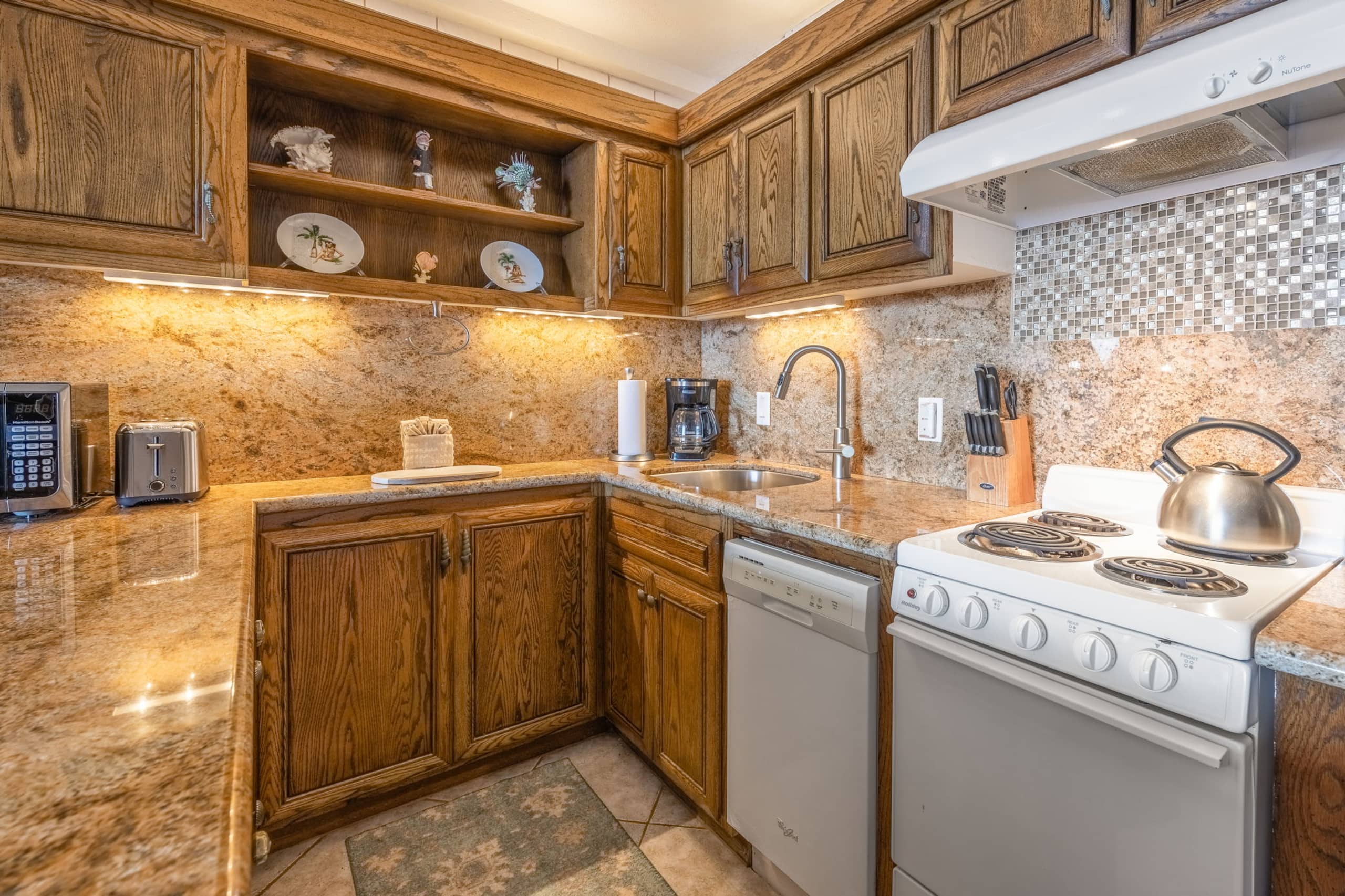 Condo in Lahaina · ★5.0 · Studio · 2 beds · 1 private bath - Image 14
