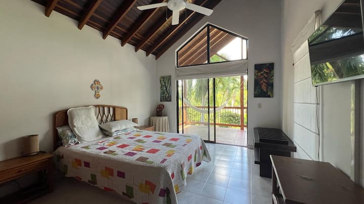 Alcoba principal avec balcon de hamacs et salle de bain privée