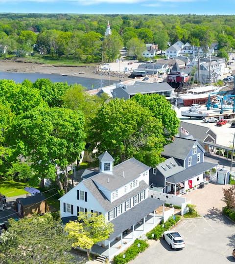 Luxurious Modern Prime location Kennebunk Cottage