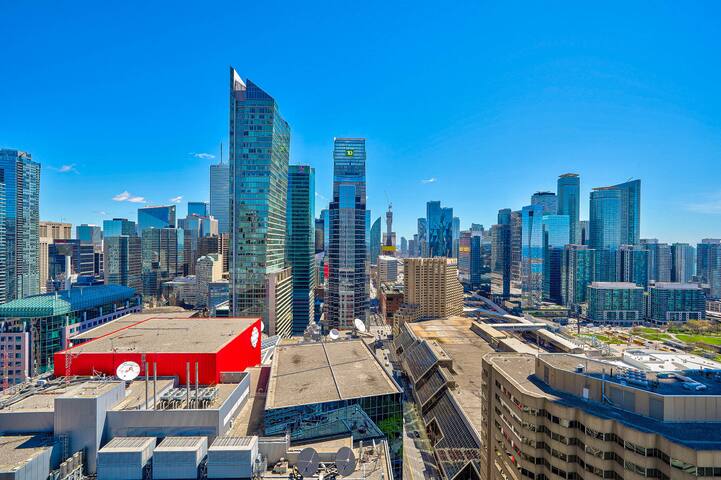 Centre of it All 2BDRM/2BATH CN Tower View/Parking gallery image 3