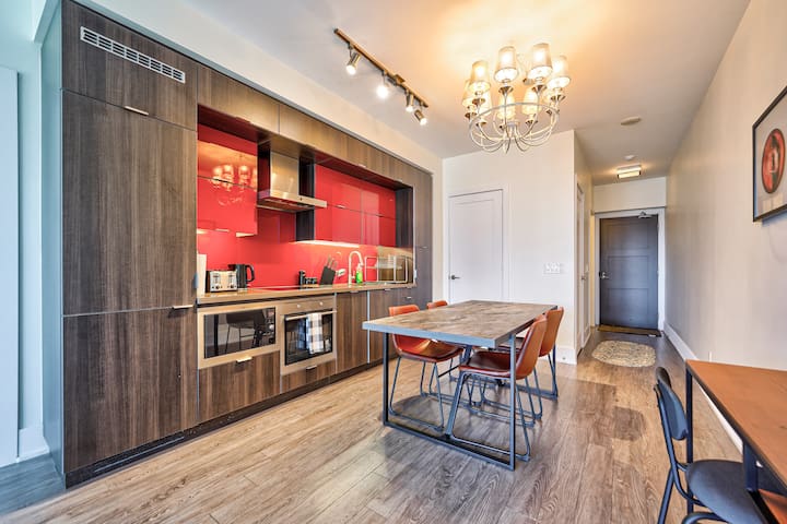 Centre of it All 2BDRM/2BATH CN Tower View/Parking gallery image 2