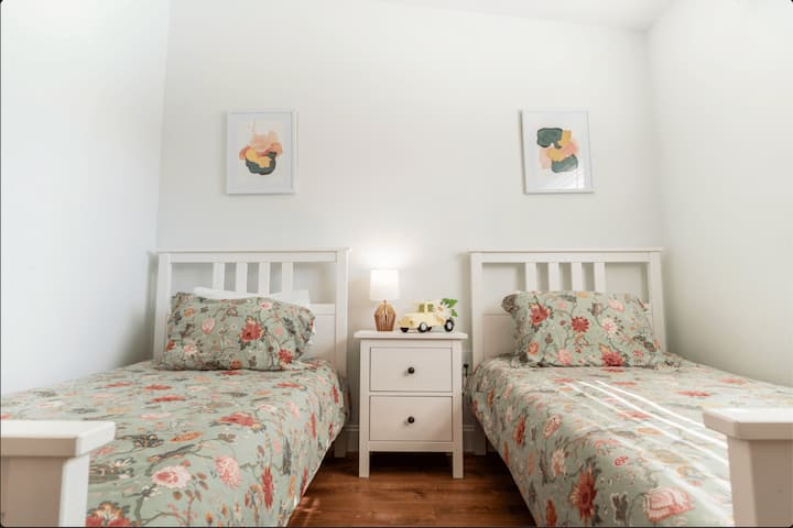 Dos dormitorios con dos camas individuales.