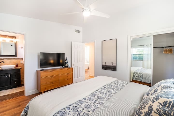 Dormitorio principal con baño completo privado y Smart TV de 43 pulgadas.