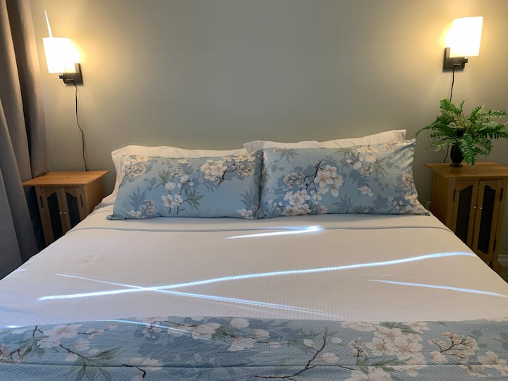 Luxe beddengoed, een ruim en comfortabel kingsize bed en de sereniteit van de oceaan.  Welkom bij Beach Bliss!