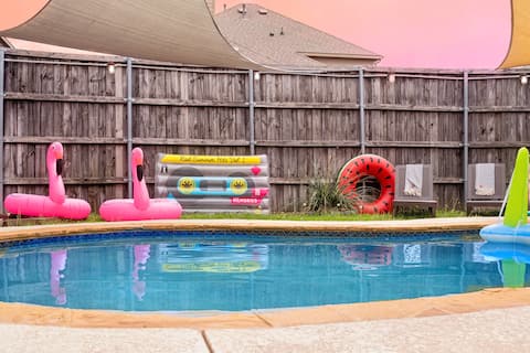 Family Retreat/Hot Tub/2 Game Rooms/Pool/Firepit