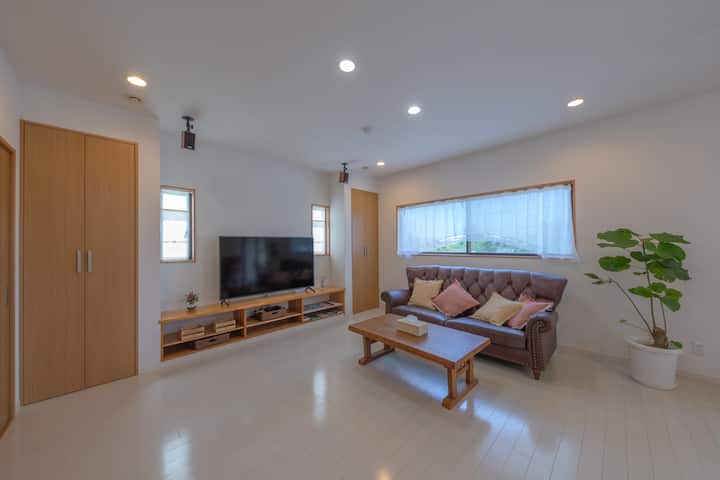 סלון מרווח בקומה השנייה