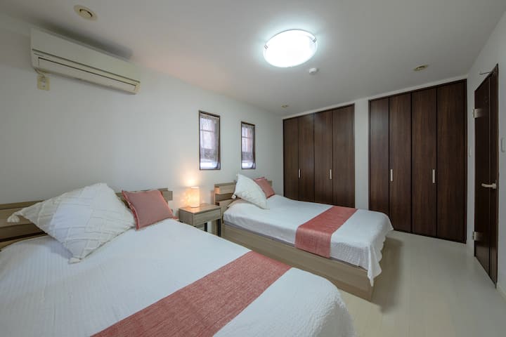 חדר שינה 2 בקומת הקרקע עם שתי מיטות זוגיות.