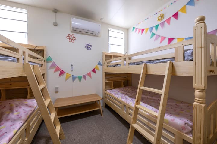 זה חדר שינה 4 בקומה הראשונה.שתי מיטות קומתיים מושלמות לחופשה קבוצתית או משפחתית♪