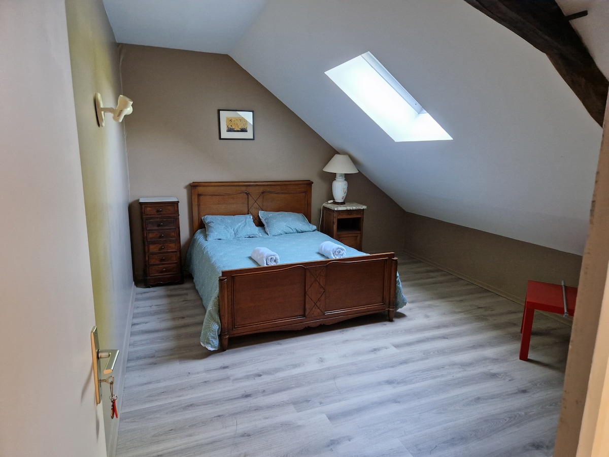 Een slaapkamer met ook een tweepersoonsbed met een slaapbank.