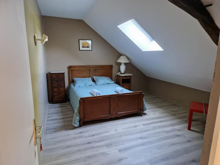 חדר שינה עם מיטה זוגית וגם ספה נפתחת.