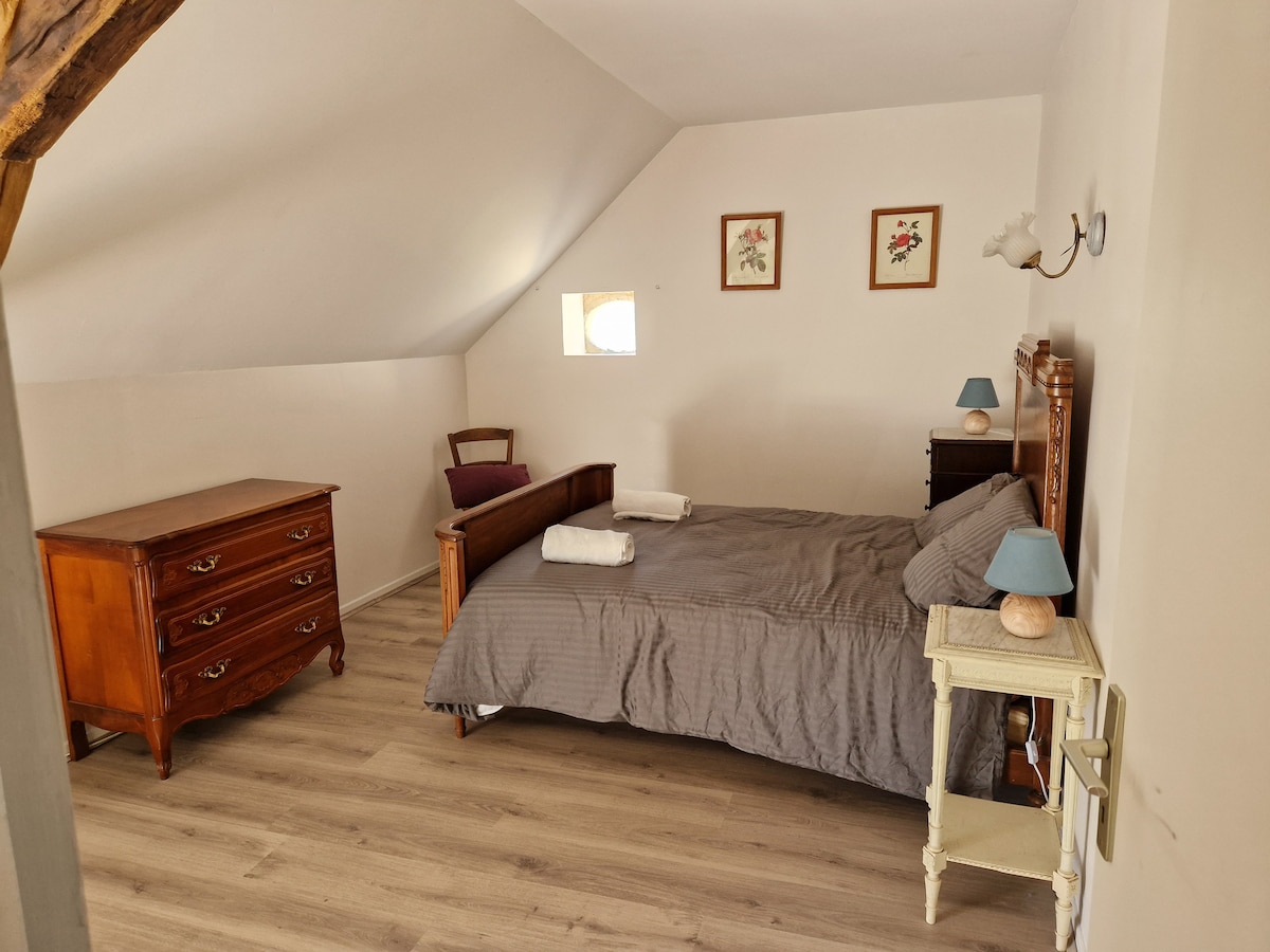 Een slaapkamer met een tweepersoonsbed waar je op verzoek een extra eenpersoonsbed aan de eigenaren kunt toevoegen.