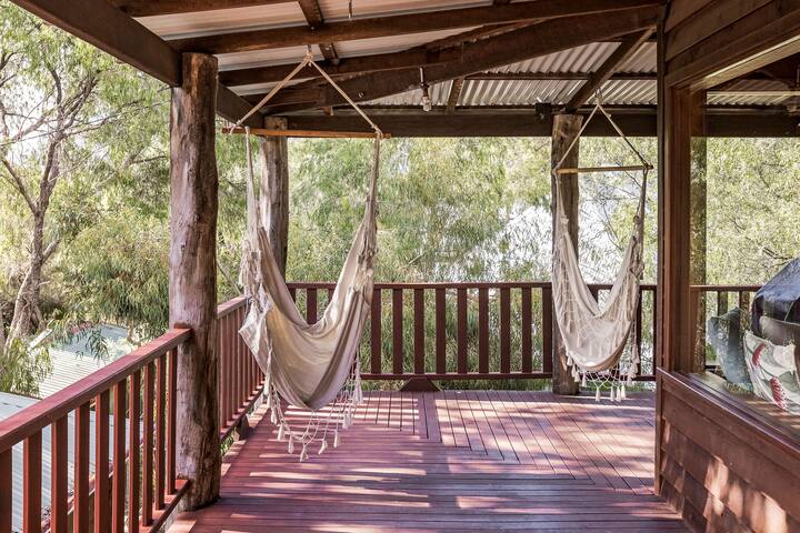 Eagle Bay Treehouse – 100m from beach gallery image 2