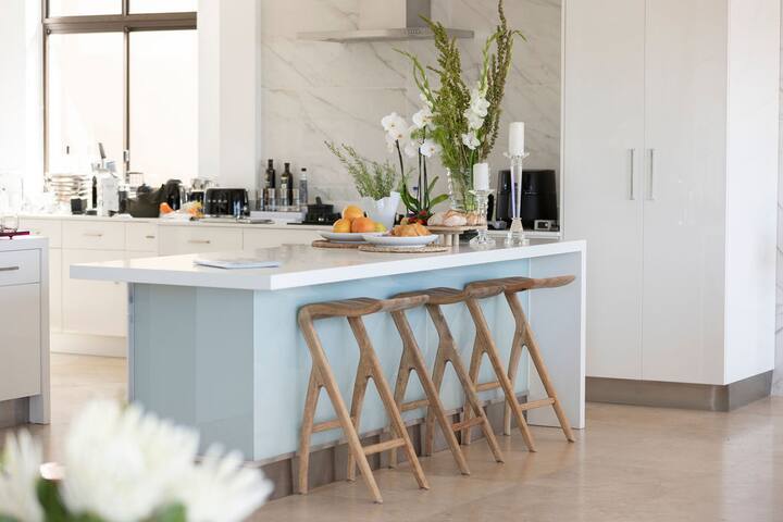 Free Daily Housekeeping • Gym • Incredible Views gallery image 5