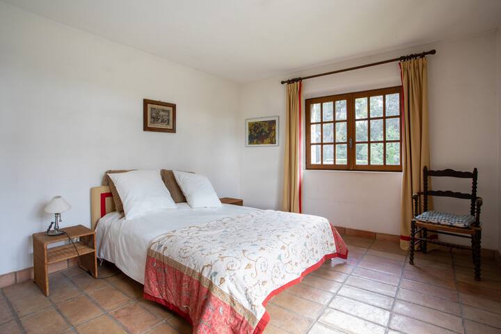Chambre pouvant accueillir 3 personnes, il y a un lit double + 1 petit lit simple avec salle de bain privé attenante.