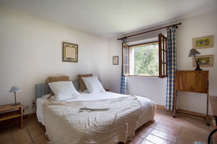 Chambre spacieuse pouvant accueillir 2 personnes avec salle de bain privé attenante.