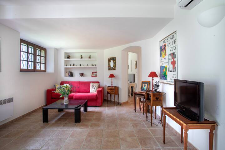 Appartement/Dépendance avec entrée indépendante de la maison, donnant sur le jardin côté piscine.