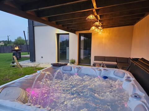 6/8 person gite with private hot tub