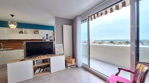 2 bedrroom apartment with an open view