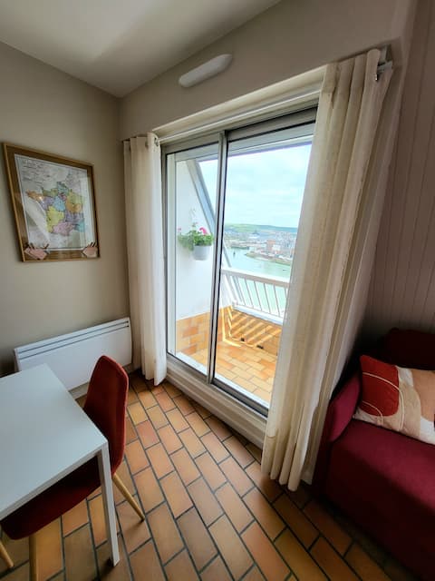 Popular Airbnb listing: LÀ-EAU: Private parking - Port & sea view in Le Tréport