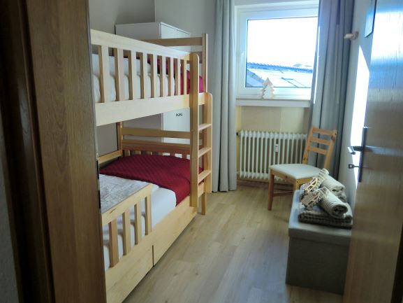 Dhoma e gjumit 2 me krevate marinarë të fortë. Çdo krevat ka një dyshek 90x200 me ngarkesë deri në 100kg.