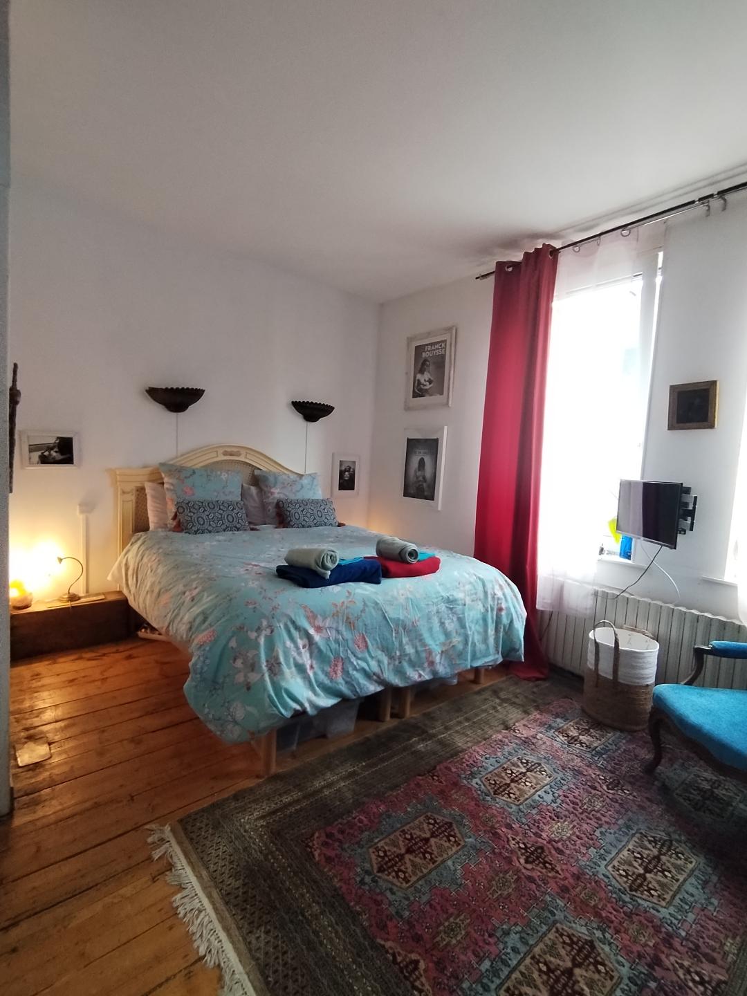 1. kat spavaće sobe uz kupaonicu. Mirno. Krevet 160 vrlo udoban. 2 popluna 2 jastuka/osoba. Zavjese i rolete. 1 fontana, 1 kuhalo za vodu 1 ventilator. TV. Ormar i vješalice. Mogućnost dodavanja dječjeg krevetića (bebe).