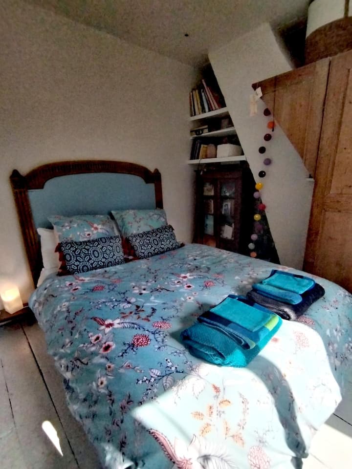 ห้องนอนชั้นบน 2. เตียง 140 สะดวกสบายมากผ้านวม 2 ผืนหมอน 2 ใบ/คนพัดลม 1 ตัว น้ำพุกาต้มน้ำ 1 กาต้มน้ำ ห้องนี้มองเห็นความเขียวขจีเงียบสงบมาก