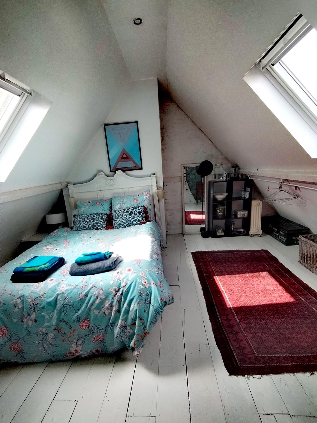 Prostrana spavaća soba na 3. katu, vrlo tiha, udoban krevet od 140 kreveta, 2 jastuka po osobi, 2 popluna, percale plahte. Ventilator, fontana, bojler. Velux prozori opremljeni zavjesama za zamračivanje i toplinskim filtrima.