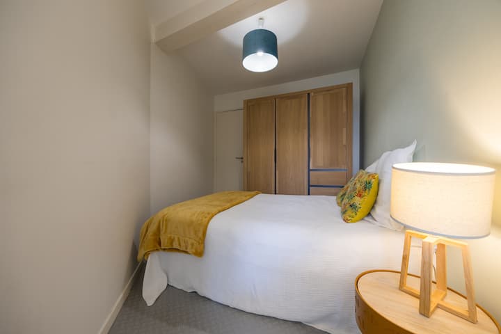 חדר נעים עם מיטה זוגית נוחה ללילות נעימים כדי שתוכלו לטעון מצברים.