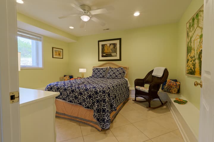 חדר שינה בקומה הראשונה עם מיטת קווין סייז