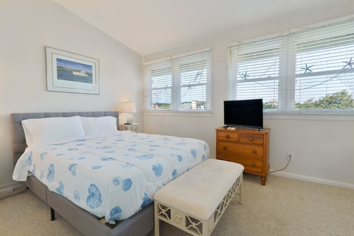 חדר שינה ראשי עם מיטת קווין סייז