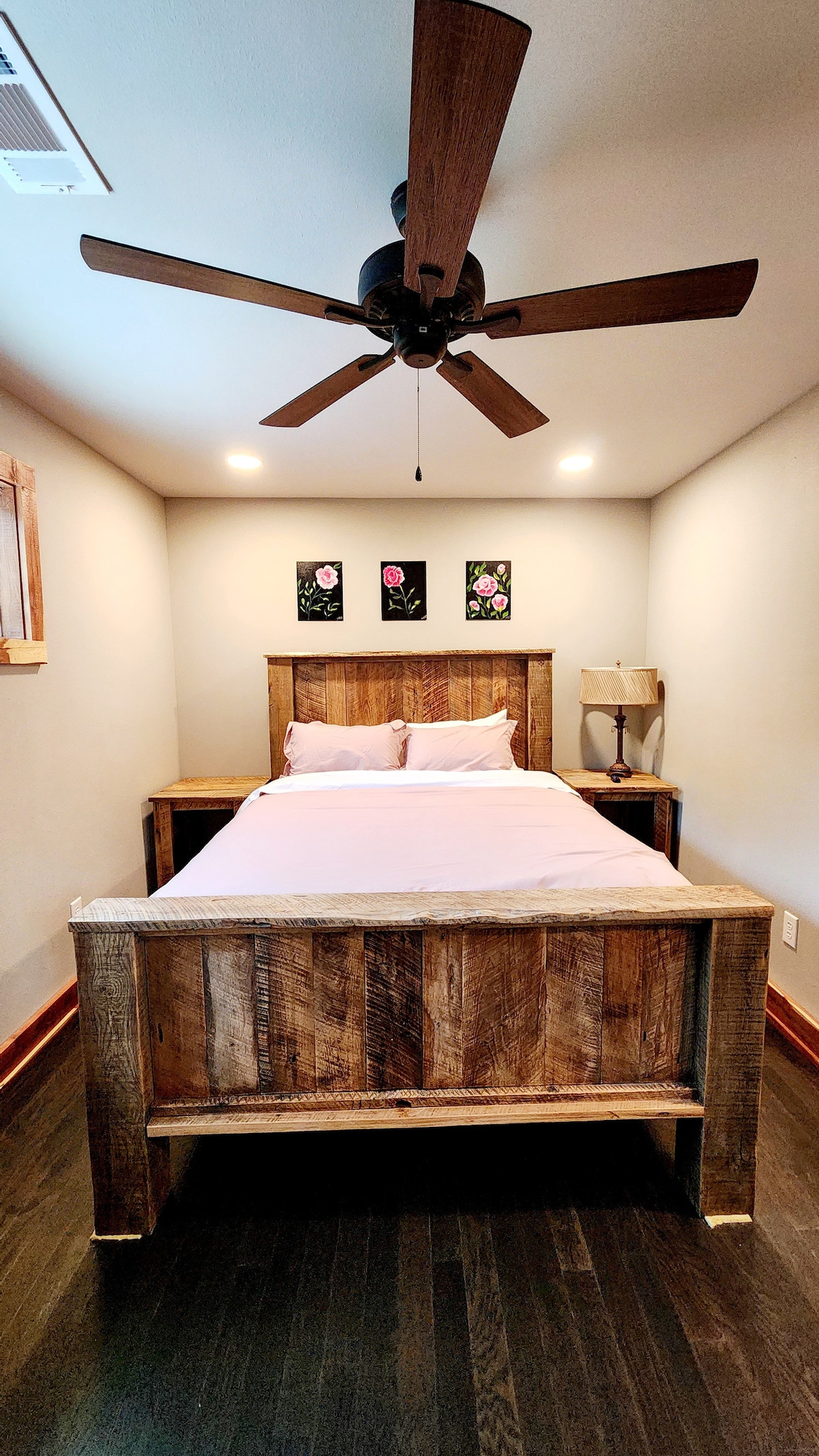 Kjo dhomë gjumi "queen", në katin e dytë, është mjaft e gjerë dhe përfshin një televizor inteligjent 55 inç. 