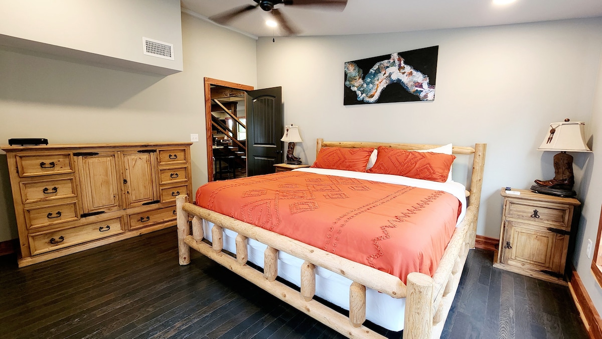 Kjo dhomë në katin përdhes dhe ka një krevat dopio "king", qëndrim nate dhe komodinë.