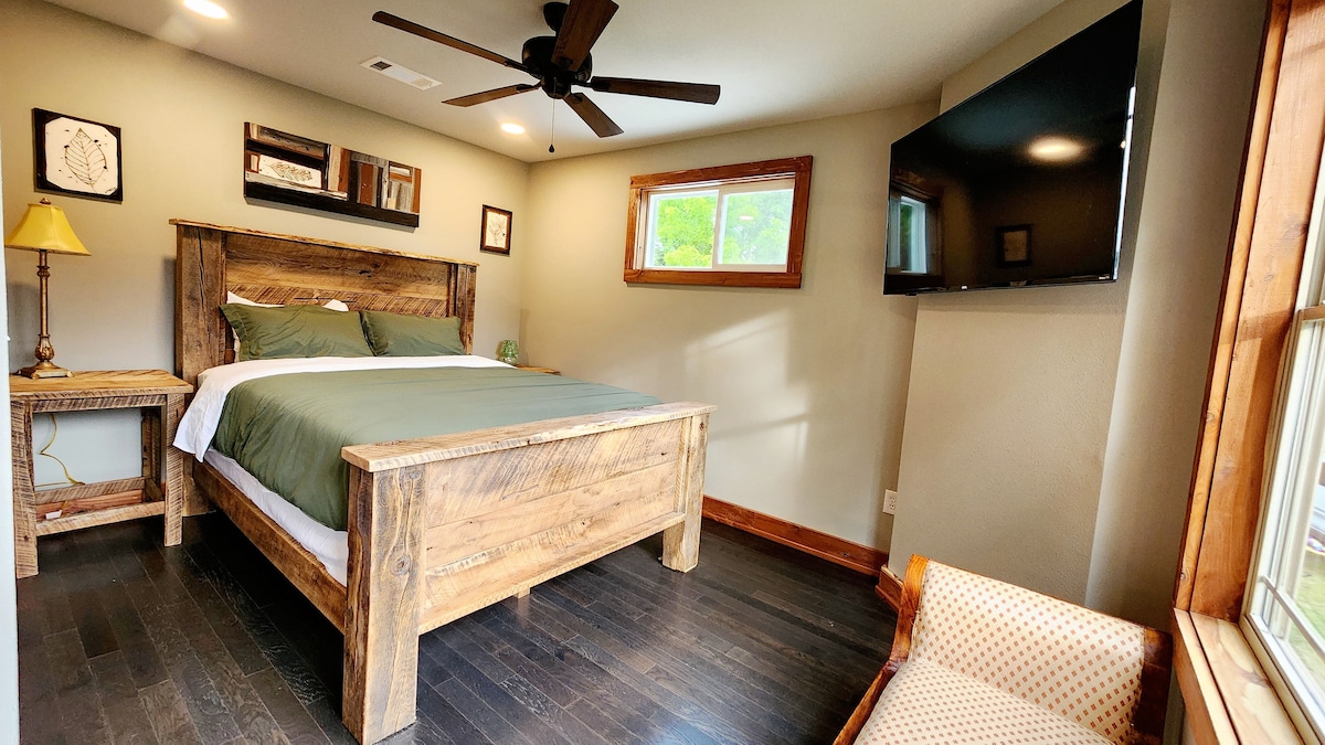 Kjo dhomë me krevat dopio "queen", në katin e dytë, ka një televizor inteligjent 55 inç dhe pamje të stallës së kuajve. 