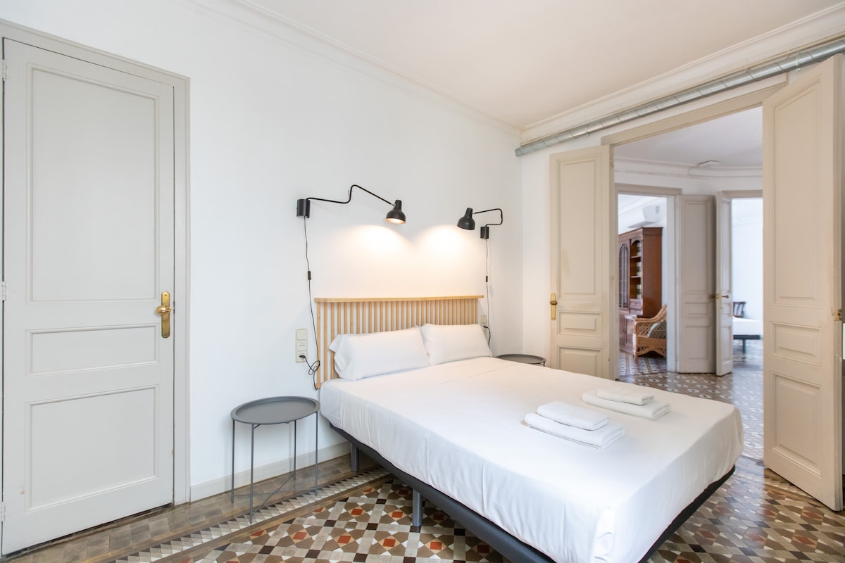 חדר שינה עם מיטה זוגית.