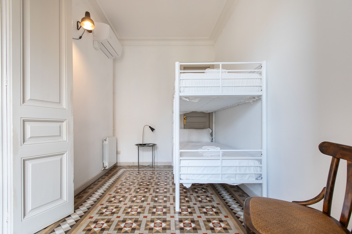 חדר שינה עם מיטת קומותיים.