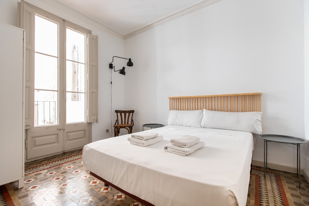 חדר שינה עם מיטה זוגית.