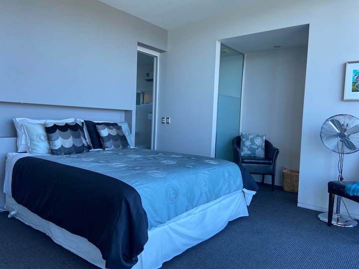 غرفة نوم رئيسية بسرير كينج، وحمام داخلي مع وظيفة المنتجع الصحي. المشي في خزانة الملابس والأبواب المنزلقة الضخمة مع إمكانية الوصول إلى السطح.