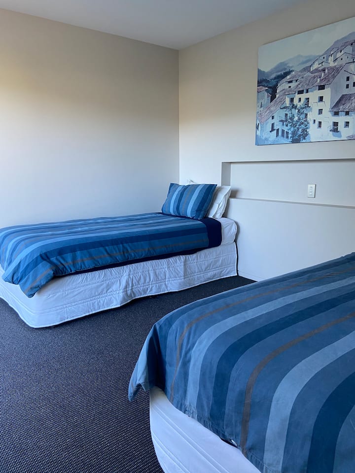 أسرّة مفردة مزدوجة، والتي يمكن تحويلها إلى سرير كينج فائق إذا لزم الأمر. تشترك هذه الغرفة في مساحة معيشة ثانية، مع مطبخ صغير  وحمام مع غرفة 3، وغرفة نوم كبيرة، وأبواب منزلقة زجاجية ضخمة مفتوحة على منطقة الفناء مع طاولة وكراسي في الخارج.