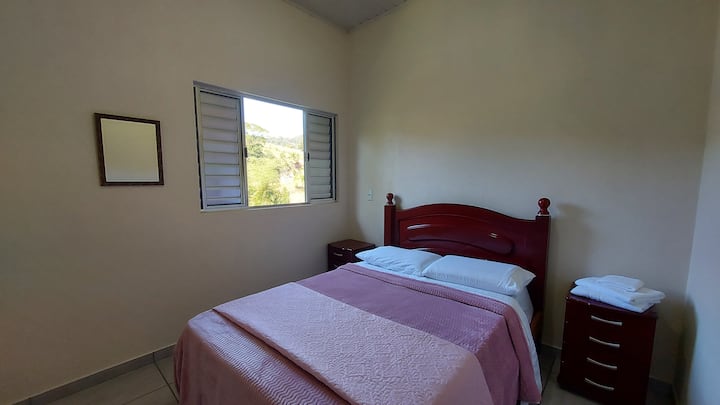 Cama de casal e criados mudos.