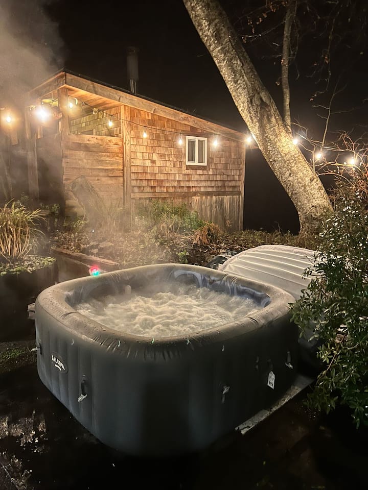 The Nest *Private Hot Tub* - Courtenay