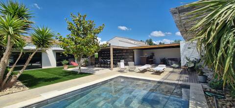 Modern single-story villa: pool and pool house